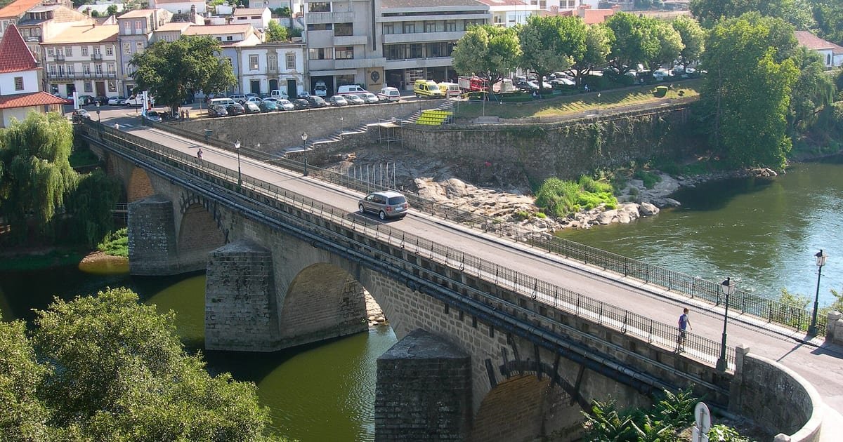 Ponte medieval de Barcelos sobre o Rio Cávado, passagem dos peregrinos no Caminho Português de Santiago