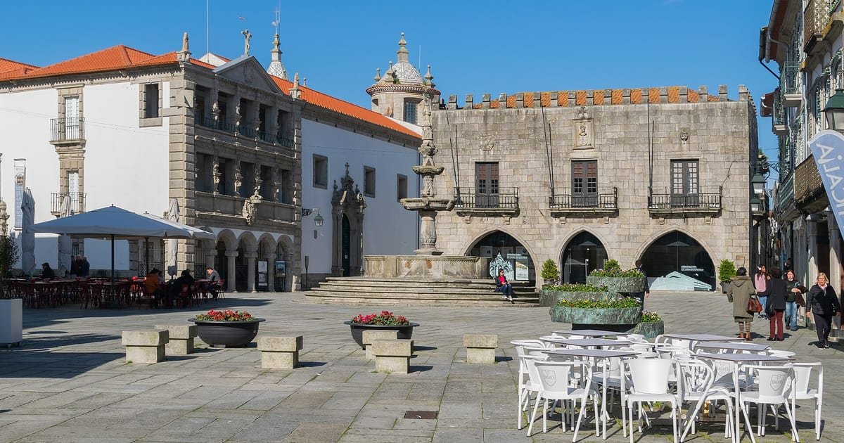 Praça da República em Viana do Castelo, com o chafariz renascentista e os antigos Paços do Concelho ao fundo, no coração do centro histórico