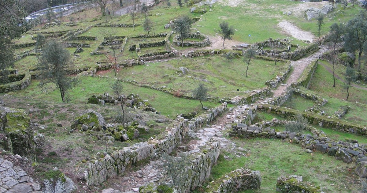 Conjunto de casas redondas de pedra da Citânia de Briteiros, antigo povoado castrejo da Idade do Ferro no Minho, Norte de Portugal.
