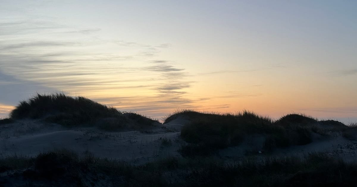 Pôr do sol sobre as dunas do Parque Natural do Litoral Norte, junto a Esposende, no Minho