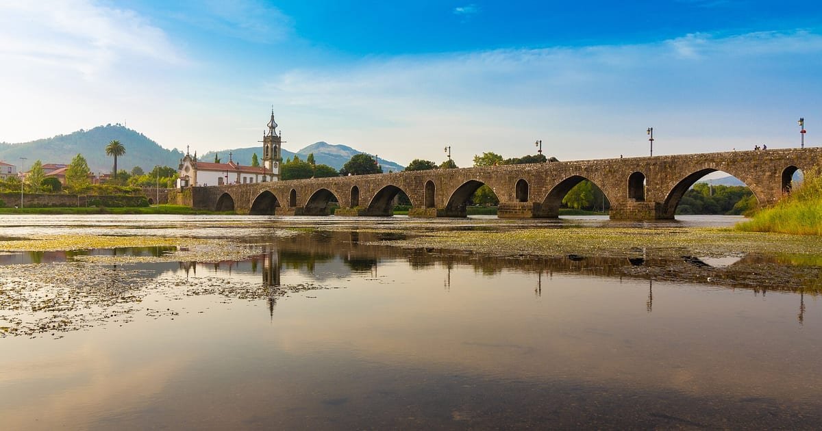 Ponte medieval e romana de Ponte de Lima sobre o rio Lima, palco das Feiras Novas e do fogo de artifício de Setembro