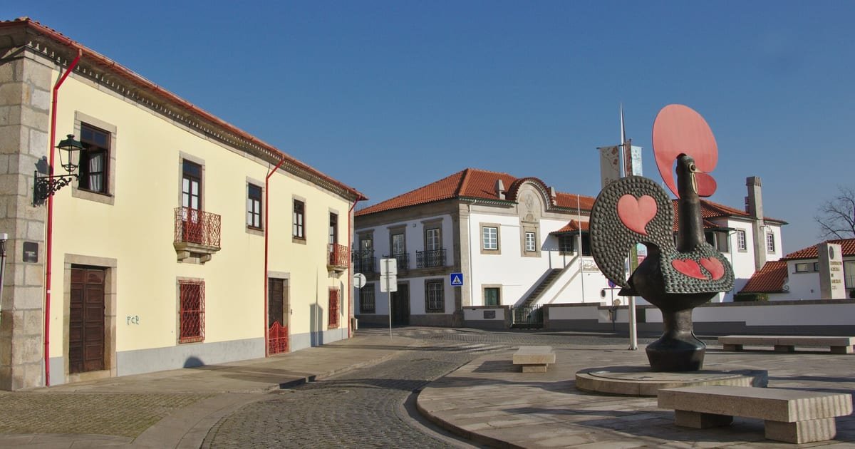 Escultura colorida do Galo de Barcelos em frente ao Museu de Olaria, em Barcelos, no Minho
