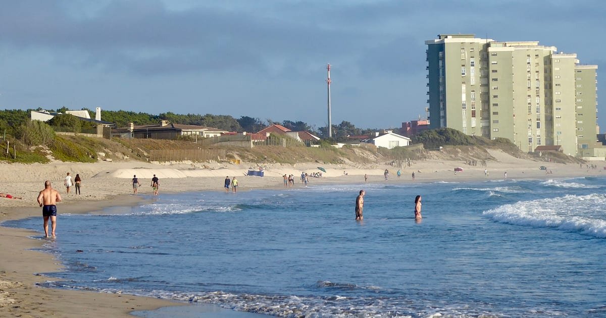 Vista da Praia de Ofir, em Esposende, com o extenso areal junto à foz do rio Cávado, no litoral do Minho