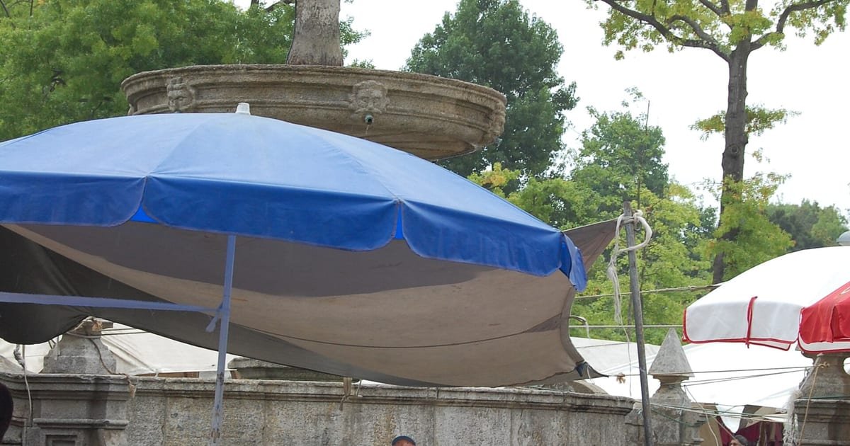 Bancas e gente no Campo da República durante a feira semanal de Barcelos, à quinta-feira, no Minho