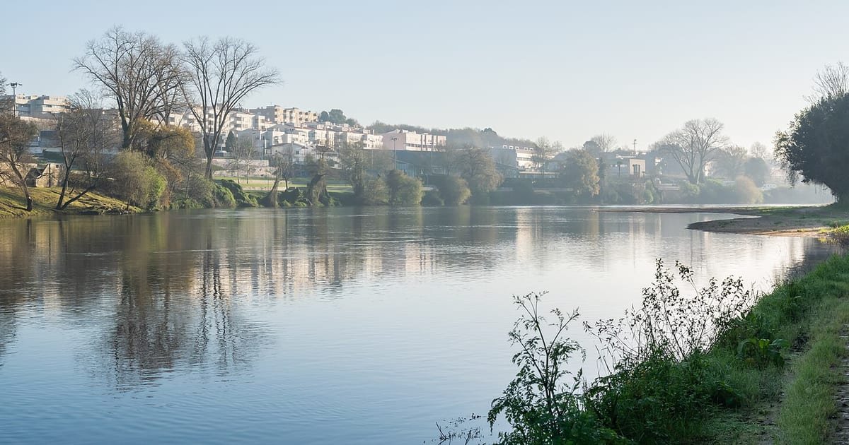 Rio Cávado ao passar por Barcelos, no coração do Minho, entre Viana do Castelo e Braga