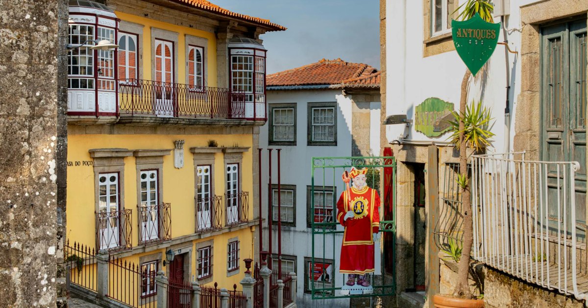 Desfile tradicional da Romaria d'Agonia em Viana do Castelo com trajes de ouro e decorações populares