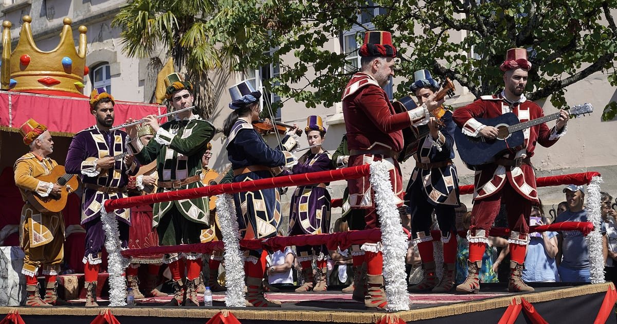 A Dança do Rei David nas Festas de São João de Braga, com os dançarinos vestidos a rigor a percorrer as ruas da cidade no fim de Junho.