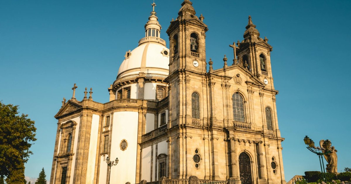 Fachada da Sé de Braga, catedral mais antiga de Portugal, fundada em 1070, com arquitectura românica e gótica no centro histórico