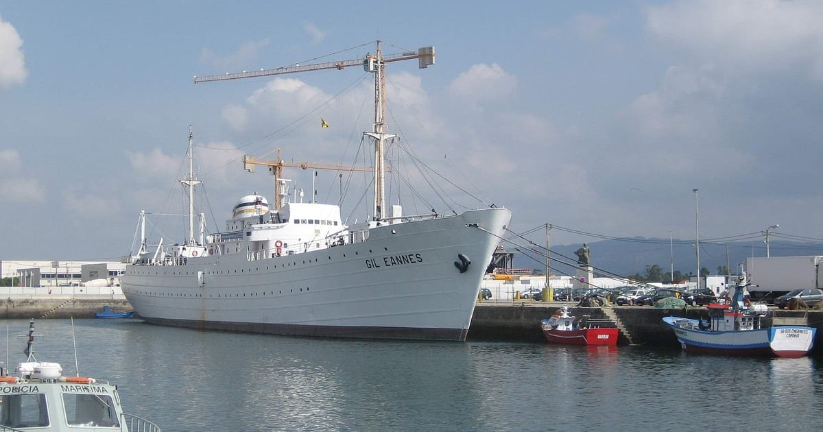 O navio-hospital Gil Eannes atracado à beira-rio em Viana do Castelo, junto à foz do Rio Lima