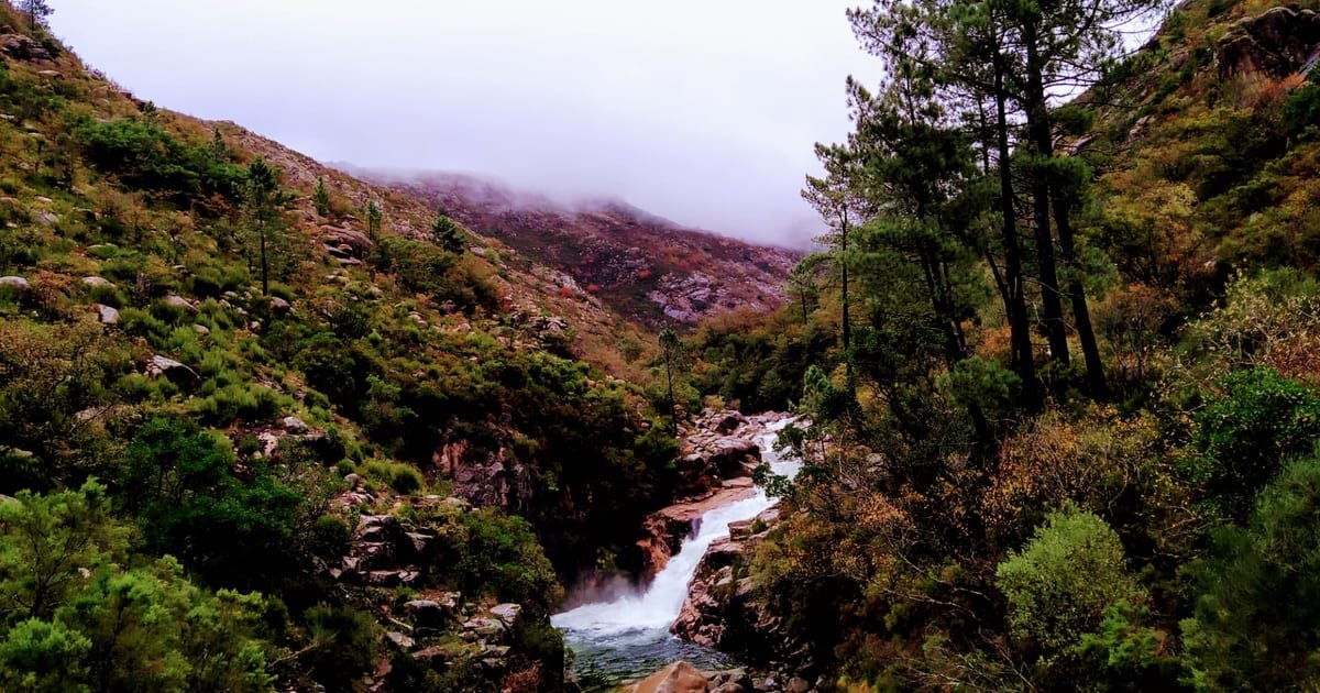 Paisagem montanhosa do Parque Nacional da Peneda-Gerês no início do outono, com vales verdejantes e relevo granítico