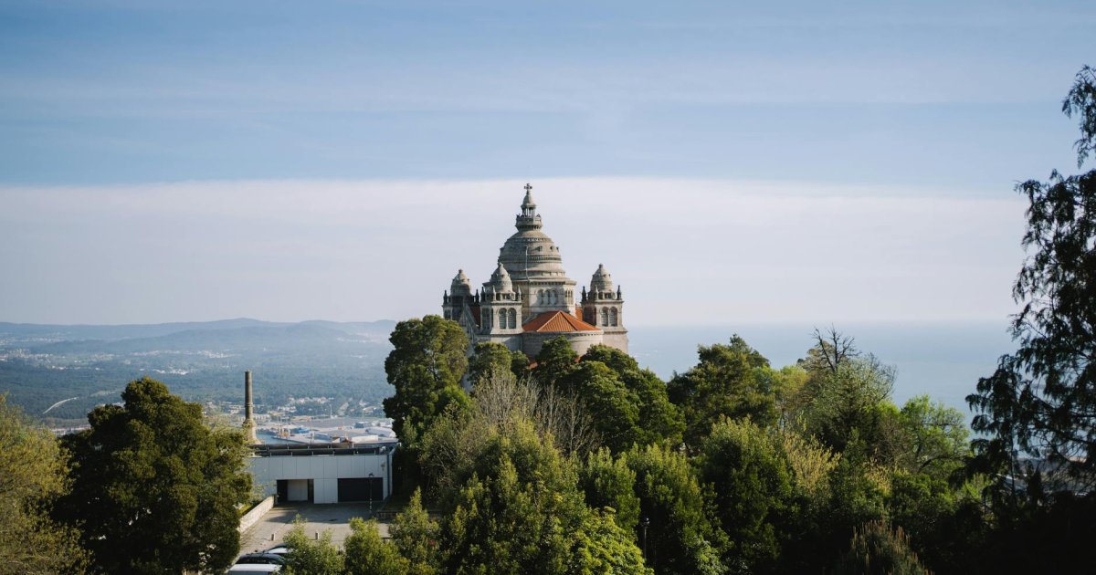 Vista aérea do Santuário de Santa Luzia em Viana do Castelo, com cúpulas neobizantinas e panorama sobre o Rio Lima