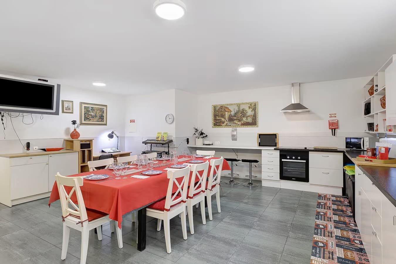 Cozinha em open-space totalmente equipada com zona de refeições para 8 pessoas no Alojamento Rio Neiva, em Tregosa, Barcelos, no Minho.