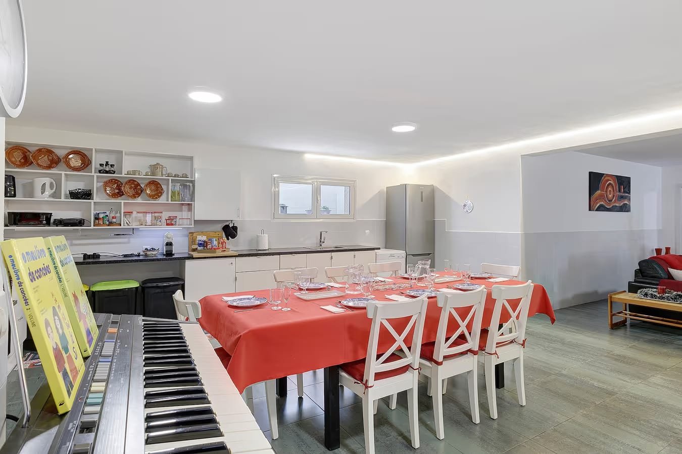 Cozinha open-space totalmente equipada com mesa de jantar para 8 pessoas no Alojamento Rio Neiva, em Tregosa, Barcelos.