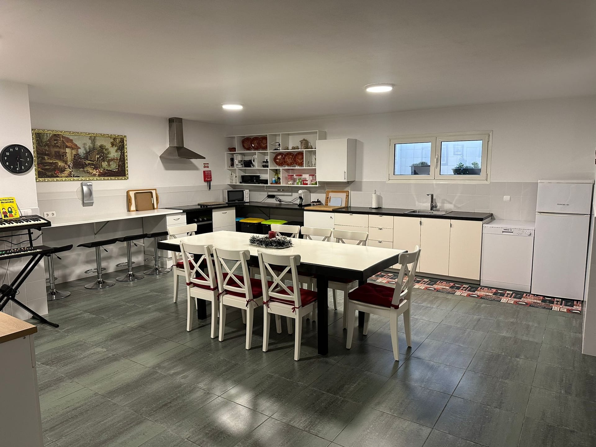 Cozinha totalmente equipada com micro-ondas, máquinas e utensílios