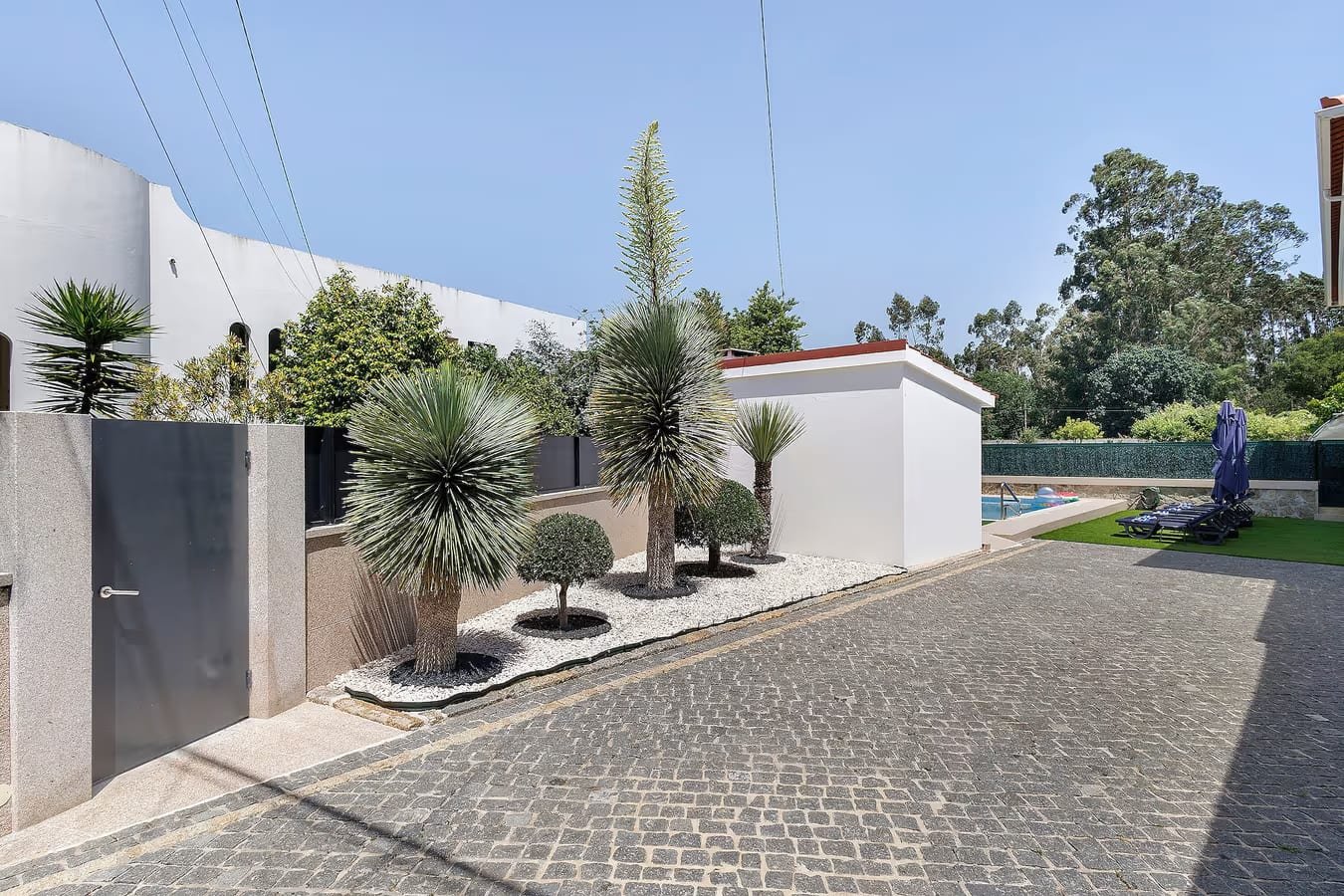 Casa de família e jardim do Alojamento Rio Neiva em Tregosa, no Minho
