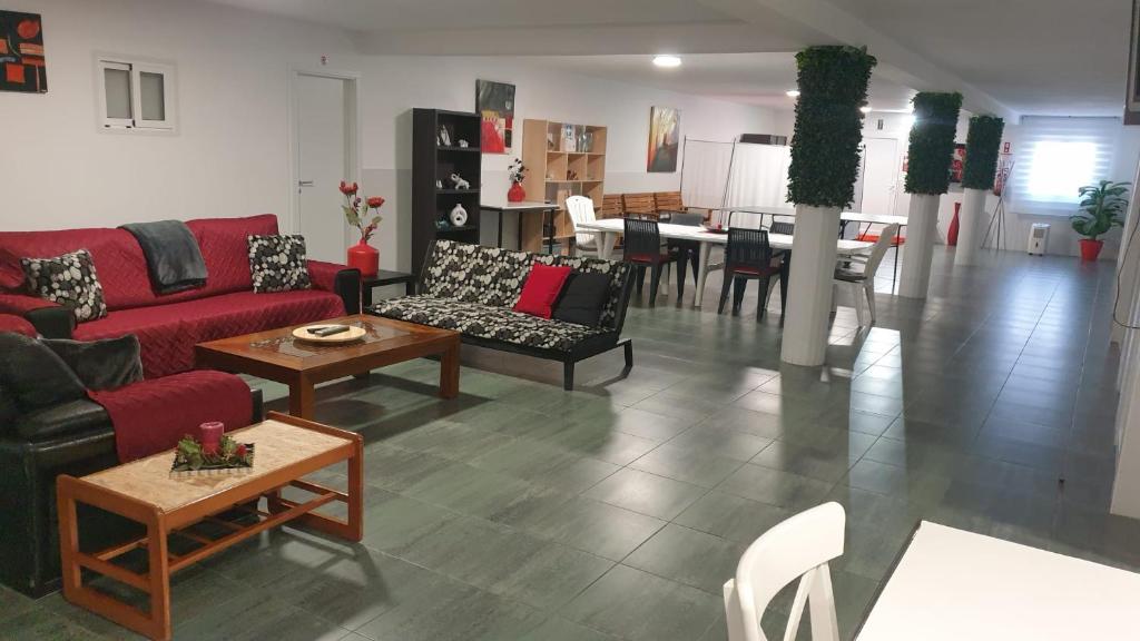 Sala de estar ampla e luminosa do Alojamento Rio Neiva