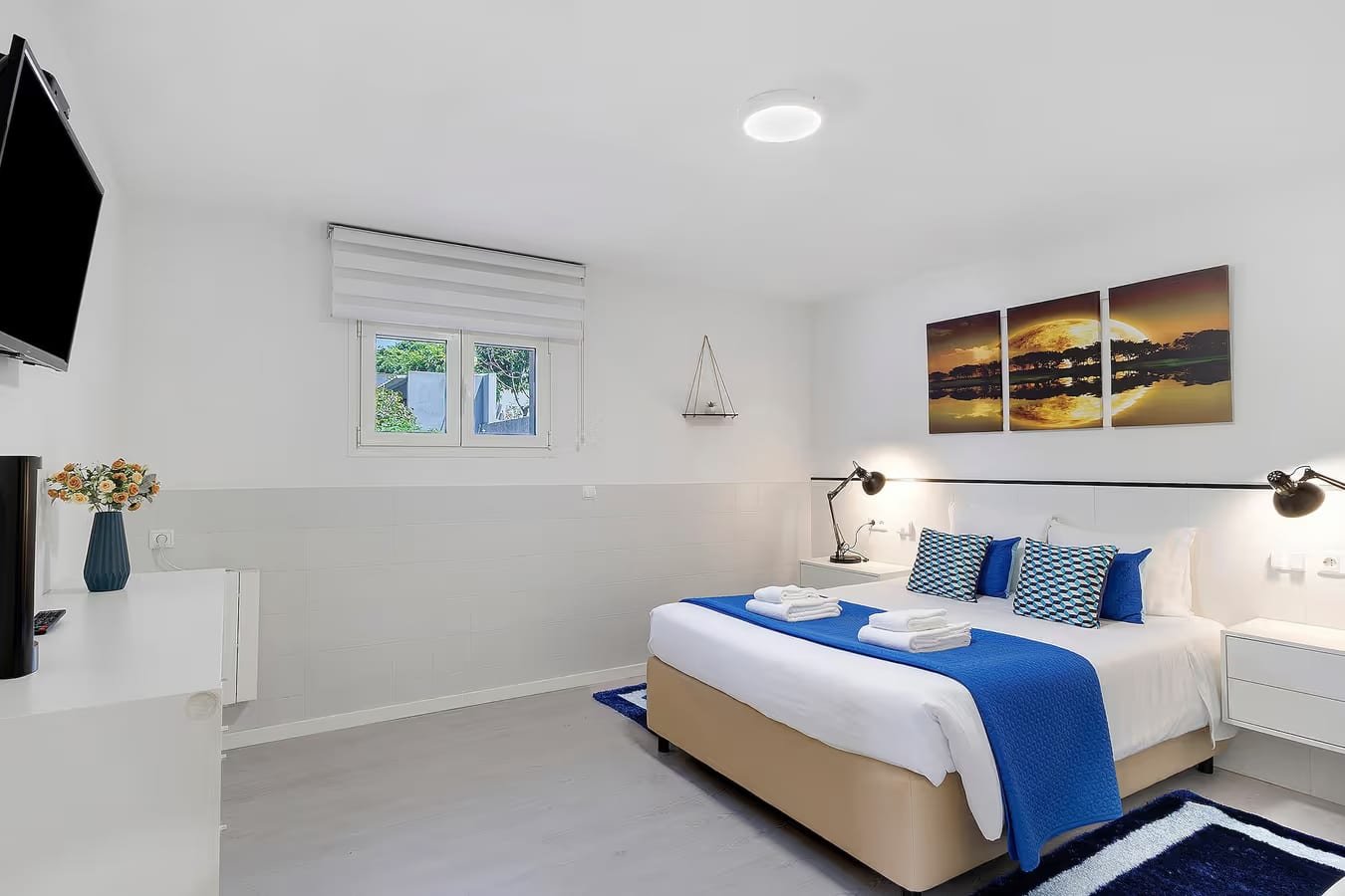 Quarto com cama de casal e decoração em tons de azul no Alojamento Rio Neiva, em Tregosa, Barcelos, no Minho.