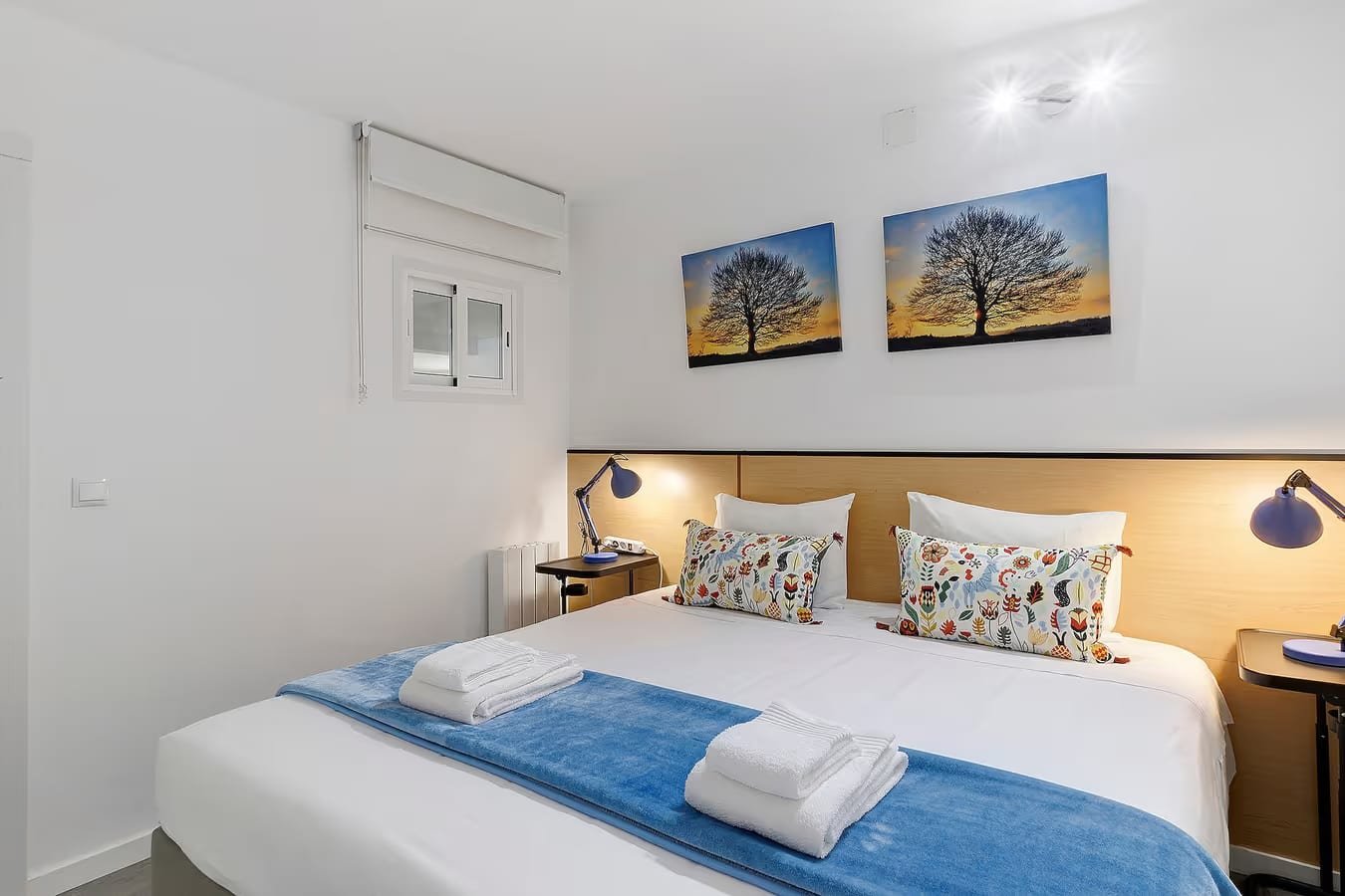 Quarto com duas camas individuais juntas, cabeceira em madeira e candeeiros de leitura no Alojamento Rio Neiva, em Tregosa, Barcelos.