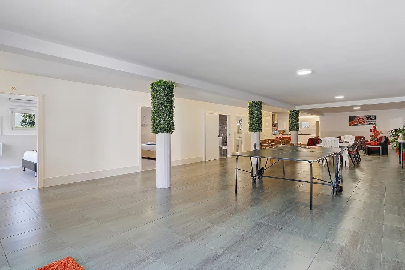 Salão open-space do Alojamento Rio Neiva em Tregosa, Barcelos, com mesa de ping-pong e zona de convívio espaçosa para famílias e grupos.