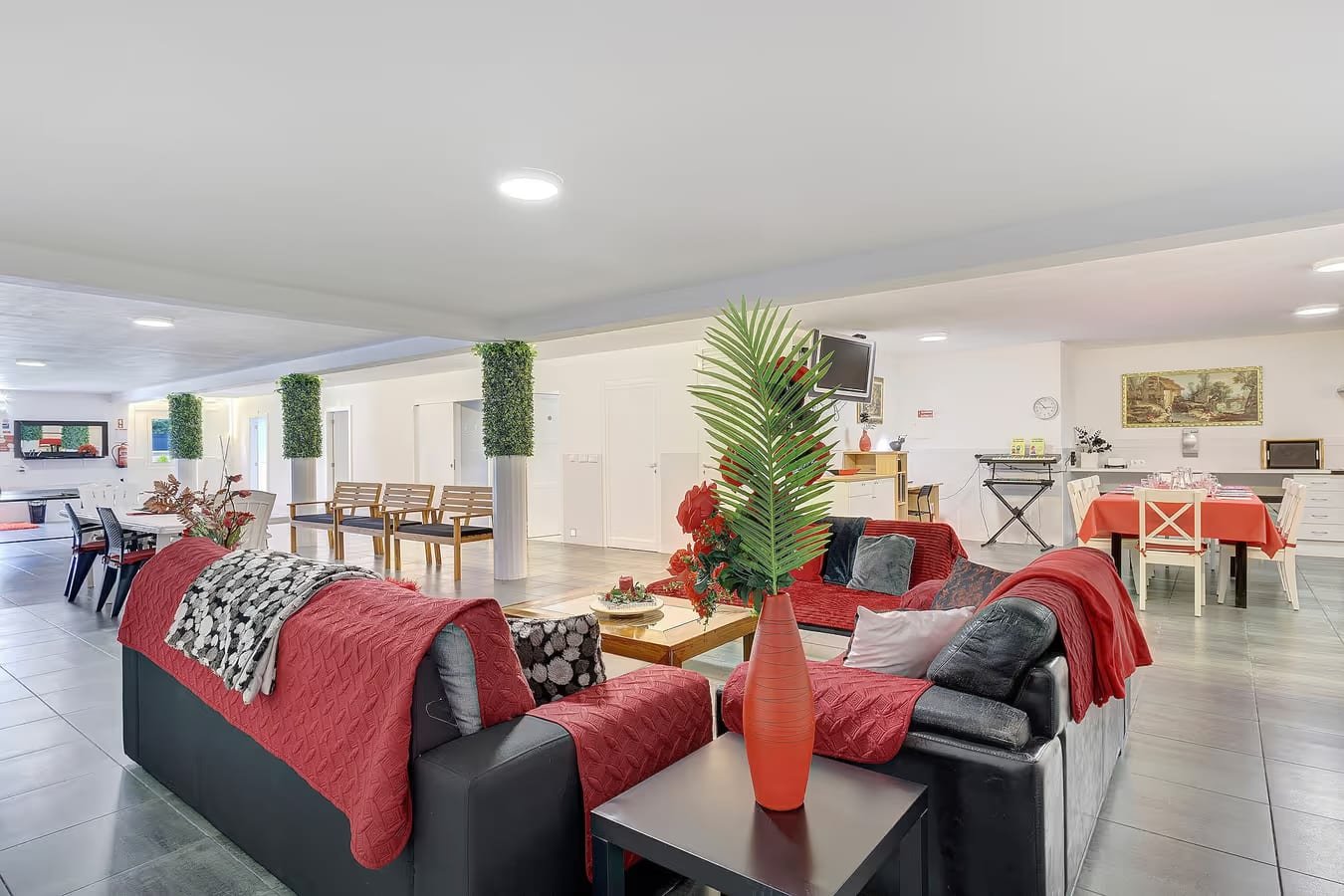 Salão open-space do Alojamento Rio Neiva em Tregosa, Barcelos, com sofás amplos, zona de estar e área de refeições para grupos e famílias.